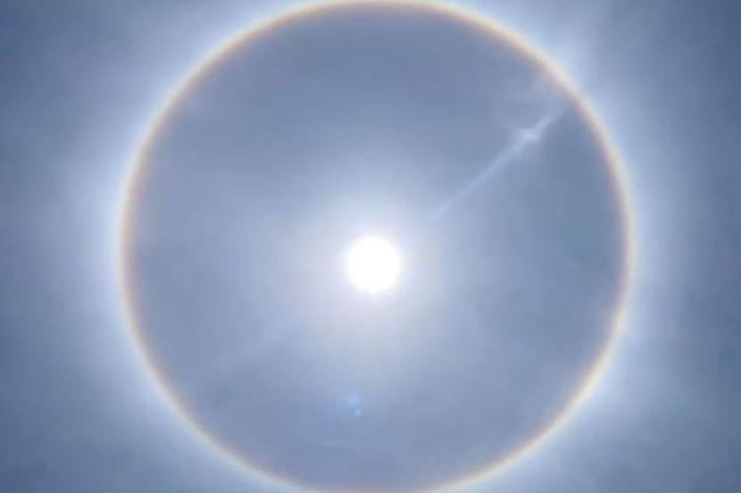 Tangkapan video fenomena halo atau cincin yang tampak melingkari matahari di Natuna.