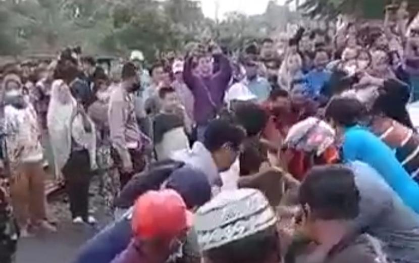 Tangkapan video warga saat ratusan warga Ambarawa mencabut portal permanen yang dipasang PT KAI di lokasi kecelakaan kereta wisata dengan minibus, di lingkungan Lodoyong, Kecamatan Ambarawa, Kabupaten Semarang, Senin (23/5).