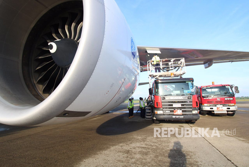 Tangki refueller avtur Pertamina mengisi bahan bakar minyak pesawat (BBMP) untuk penerbangan haji di Bandara Internasional Minangkabau (BIM), Padang, Sumatra Barat, Rabu (2/8).