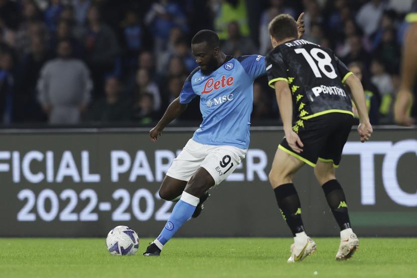 Pemain pinjaman asal Tottenham Hotspur, Tanguy Ndombele (kiri), yang kini membela Napoli.
