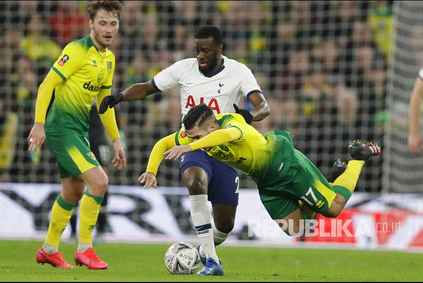 Tanguy Ndombele,(tengah) berebut bola dengan Emi Buendia pada laga putaran kelima Piala FA antara Tottenham Hotspur melawan Norwich City di Tottenham Hotspur, London, Kamis (5/3) dini hari. 