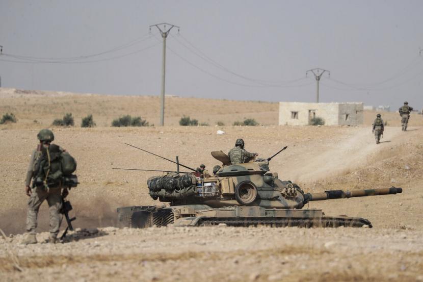 Tank dan pasukan Turki dikerahkan di dekat kota Manbij, Suriah, 15 Oktober 2019. Presiden Turki Recep Tayyip Erdogan telah mengatakan negaranya siap meluncurkan operasi militer baru di Suriah. 