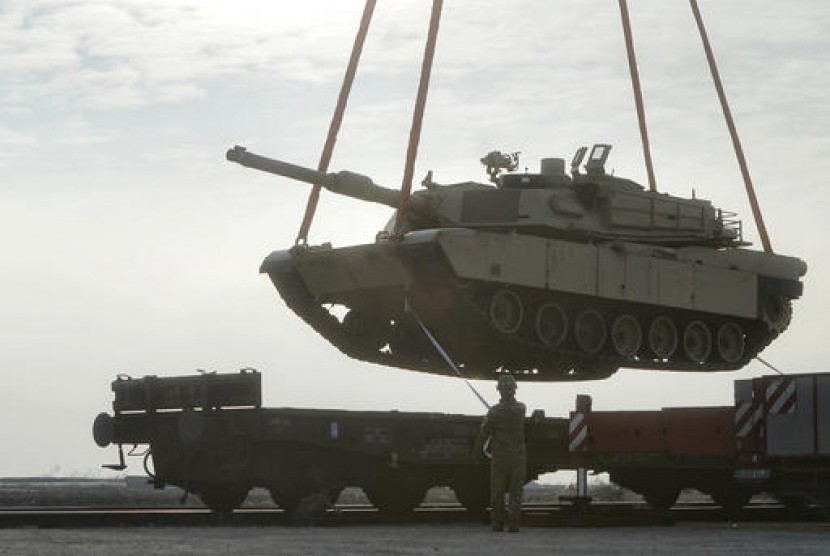 Tank Fighting Eagles 1st Battalion, 8th Infantry Regiment tiba di pangkalan AS di Mihail Kogalniceanu, Laut Hitam, Rumania timur, 14 Februari 2017 untuk meningkatkan pertahanan NATO.