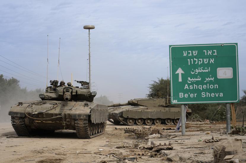 Tank Israel berada di dekat perbatasan Israel dengan Gaza, Israel selatan.