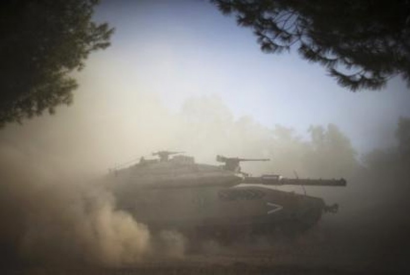 Tank Israel siap meluncurkan serangan darat ke Gaza.