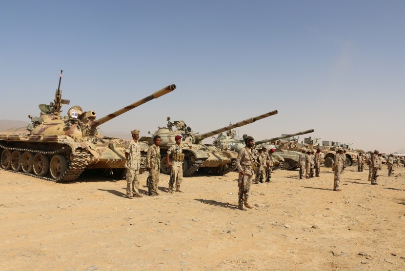 Tank militer Arab Saudi berjaga di wilayah pegunungan Baihan, Yaman.