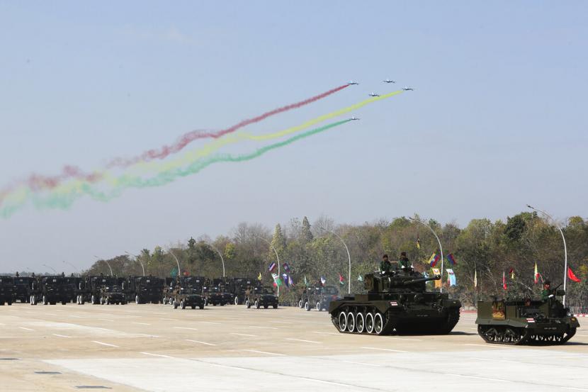 Tank militer Myanmar dikemudikan saat pesawat tempur militer terbang di atas dalam upacara peringatan 75 tahun Hari Kemerdekaan Myanmar di Naypyitaw, Myanmar, Rabu, 4 Januari 2023. Warga Myanmar menggelar aksi protes secara diam-diam untuk menandai peringatan dua tahun kudeta militer, Rabu (1/2/2023).