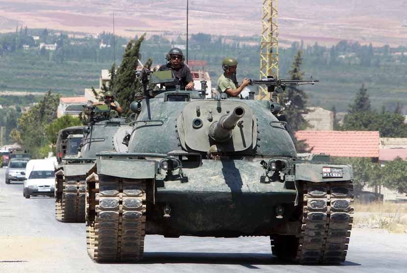 Tank pasukan Lebanon memasuki Kota Arsal dekat perbatasan Suriah di Lembah Bekaa.