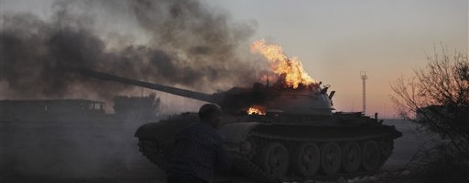 Tank pasukan Qadafi terbakar di Kota Ajdabiya dalam pertempuran sengit, Ahad (10/4)..