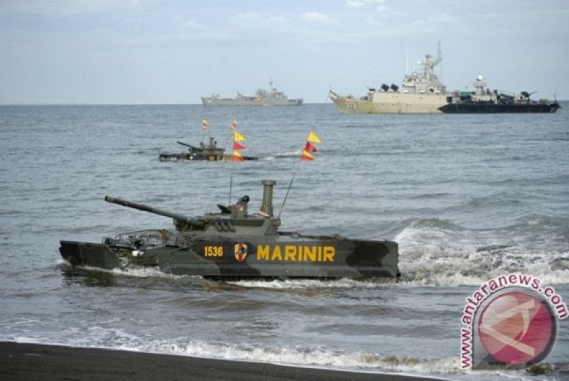 Tank-tank amfibi Korps Marinir TNI AL dalam satu latihan operasi pendaratan amfibi di Banongan, Jawa Timur.