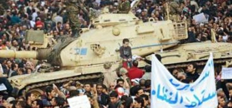 Tank tentara Mesir di tengah massa pengunjuk rasa di Lapangan Tahrir
