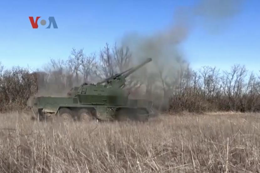 Tank Ukraina saat menembakan misil.