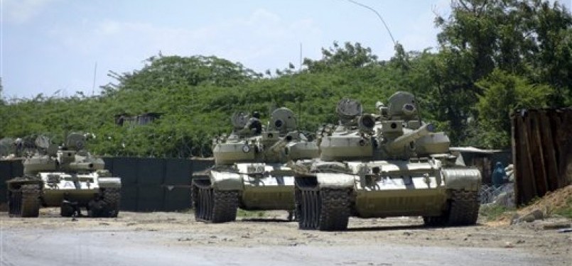  Tank Uni Afrika berjaga di depan markas mereka di ibukota Mogadishu, Somalia, Sabtu (29/10).