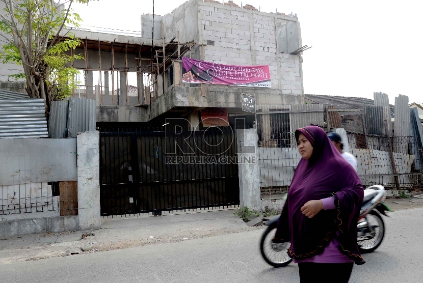 Tanpa IMB, GKPI Disegel: Warga melintas didepan Bangunan Gereja Kristen Protestan Indonesia (GKPI) yang disegel di kawasan Cipinang, Jakarta Timur, Jumat (24/7).