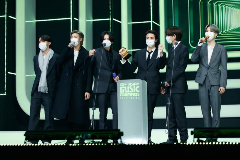 Tanpa kehadiran Suga, enam personel BTS lainnya menerima penghargaan di Mnet Asian Music Awards (MAMA) 2020, ajang penghargaan musik K-pop terbesar, di Paju, Korea Selatan, Ahad (6/12).