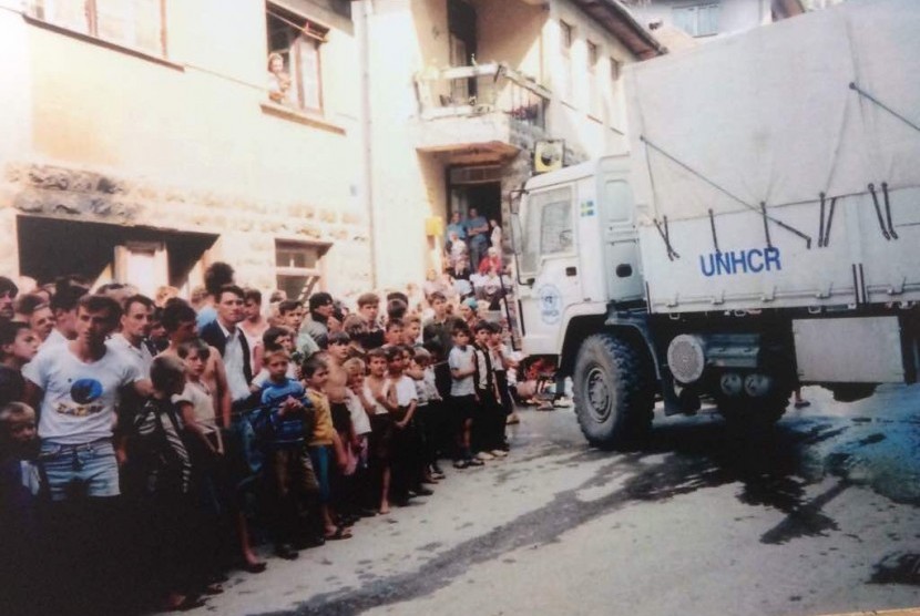 Diantara seluruh peristiwa pembantaian warga Bosnia, wilayah Serbenica merupakan yang paling tragis terkena pembantaian.  Apalagi wilayah itu sejak April 1995  sudah dinyatakan sebagai ‘safe zone (wilayah aman) oleh pihak Persatuan Bangsa  Bangsa (PBB). 