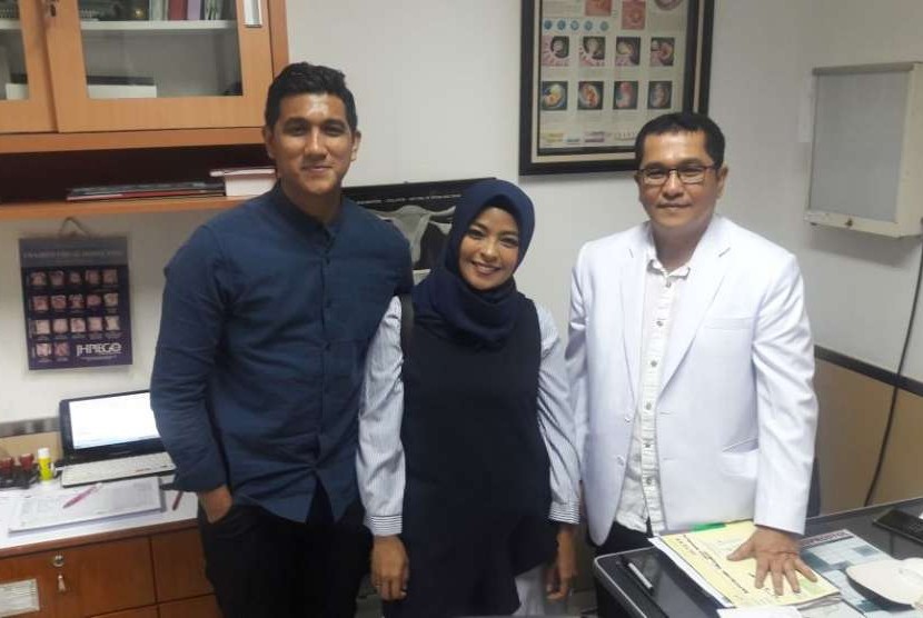 Tantri Kotak dan suami, Arda Naff melakukan medical check up di RS YPK Mandiri, Jumat (21/9).