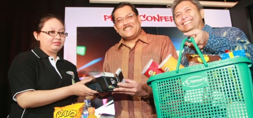 Tap-Izy Telkomsel: Direktur Utama Telkomsel Sarwoto Atmosutarno (kiri) dan VP T-Cash Management Bambang Supriogo memperkenalkan kartu perdana Tap-Izy yang merupakan inovasi pembayaran contactless melalui ponsel pertama dan satu-satunya di Indonesia (6/7).