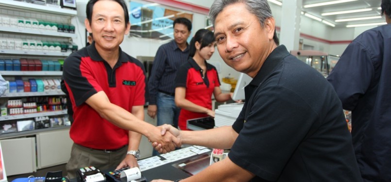  Tap-Izy Telkomsel: VP T-Cash Management Telkomsel Bambang Supriogo (kanan) dan Direktur 7-Eleven Lim Djwe Khian mendemokan pembayaran secara contactless melalui ponsel menggunakan layanan Tap-Izy (16/7). Kini pelanggan Telkomsel bisa melakukan pembayaran 