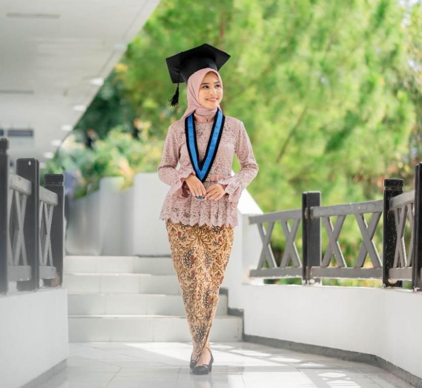 Tara Narendra Kirana ditetapkan sebagai wisudawan terbaik dari program studi Pendidikan Guru Sekolah Dasar (PGSD) Universitas Muhammadiyah Malang (UMM). 