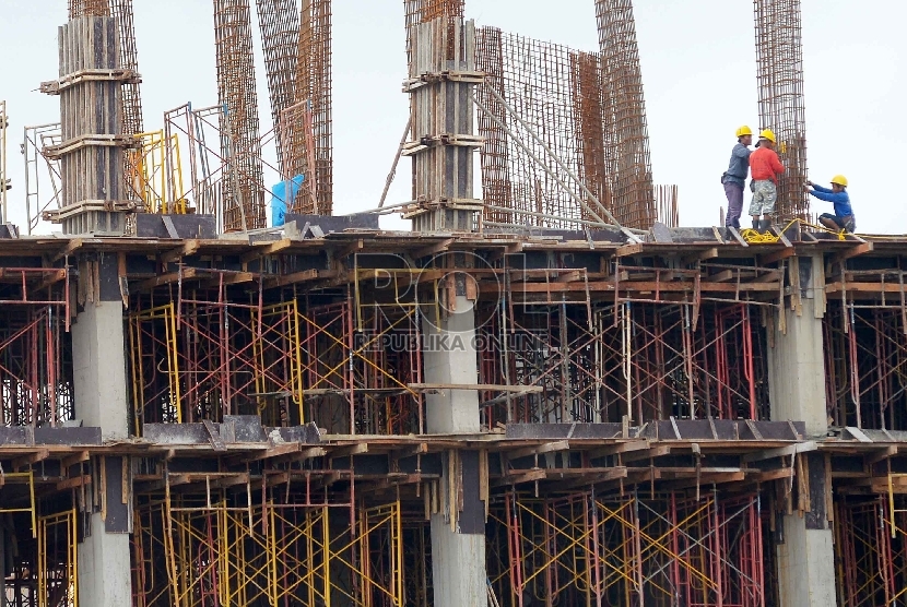 Target PBB Jakarta 2015: Pekerja menyelesaikan proyek pembangunan gedung bertingkat di Jakarta Utara, Selasa (24/2). 