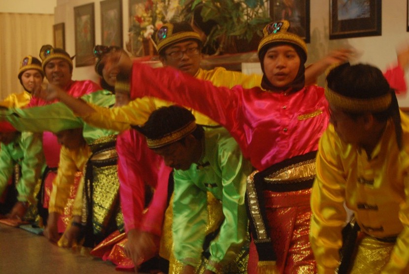 Tari Indang dari Sumatera Barat yang ditampilkan pada acara Resepsi dan Dinner East West Center dan Lion Club. 