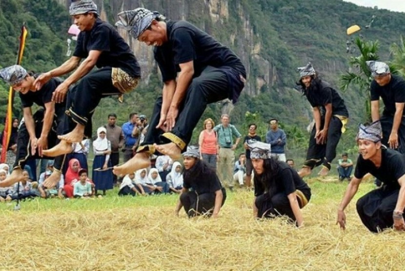 Tari Indang: Tari indang ini menjadi salah satu rangkaian pertunjukan peristiwa budaya Minangkabau, yang dihadirkan dalam Pasa Harau Art and Culture Festival 2016. Tahun ini, Pasa Harau kembali digelar di Lembah Harau, Limapuluh Kota. Jarak tempuh dari Kota Padang, Ibukota Provinsi, berkisar 120 KM.