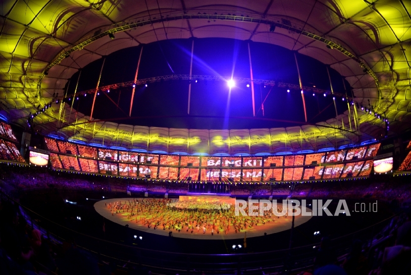   Tari kolosal ditampilkan saat Pembukaan Sea Games XXIX di Stadion Bukit Jalil, Malaysia, Sabtu (19/8).