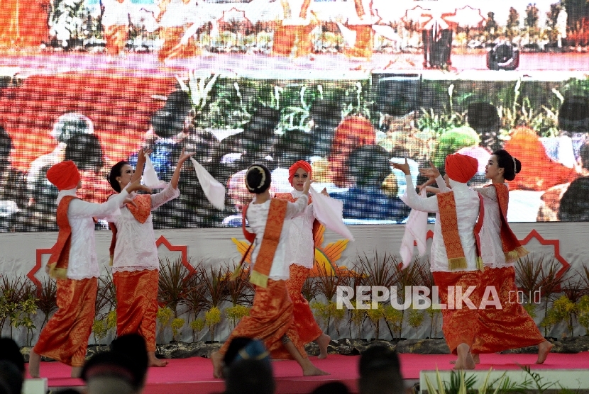 Tari Lensosawat untuk sambutan selamat datang ditampilkan pada pembukaan Tanwir Muhammadiyah di Islamic Center Ambon, Maluku, Jumat (23/2).