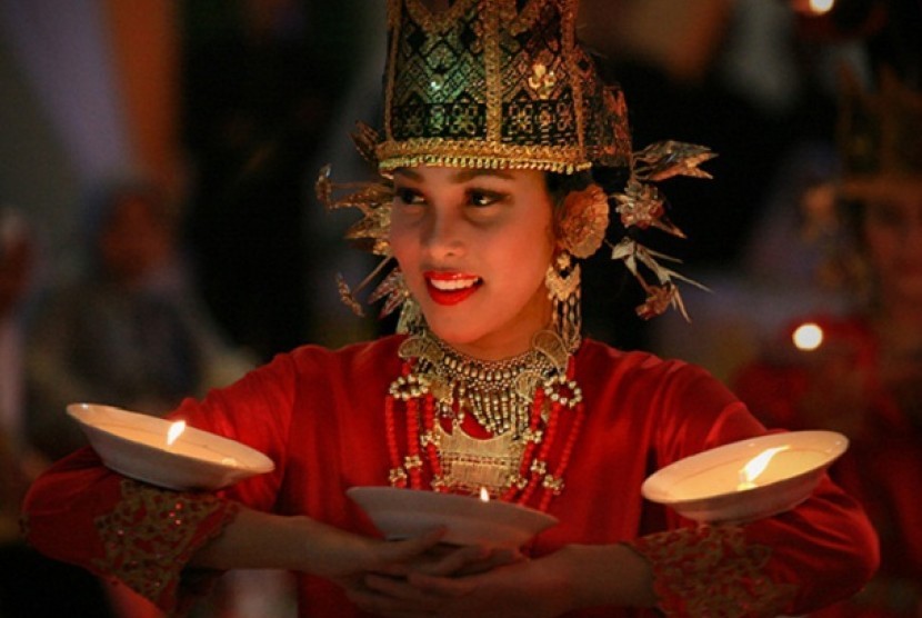 Traditional Tari (Dance) Piring from West Sumatra.