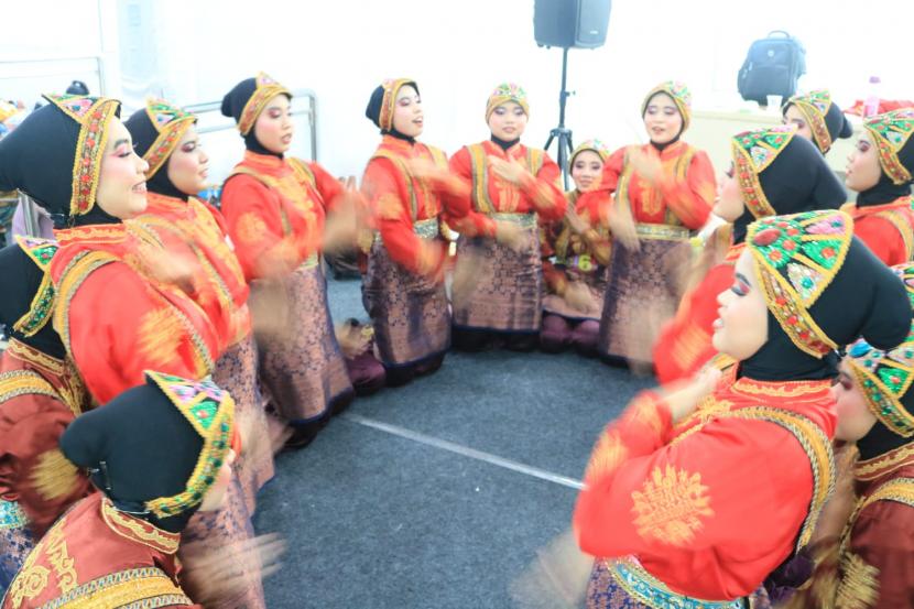 Tari Ratoh Jaroe: asal Aceh.