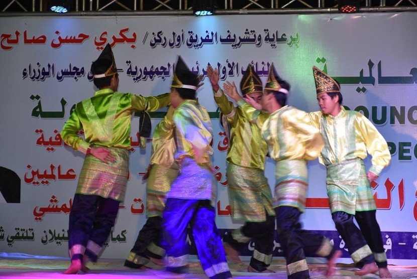 Tari Rentak Besapih yang dibawakan sejumlah mahasiswa Indonesia memeriahkan Festival Persahabatan Bangsa-Bangsa keempat.