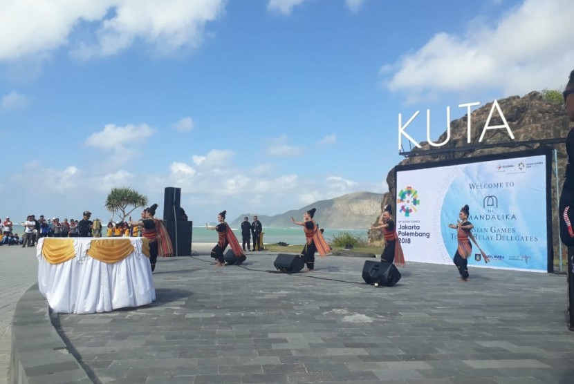 Asih Tresna dance welcomes the Asian Games 2018 torch at Kuta Mandalika beach, Central Lombok, West Nusa Tenggara, Wednesday (July 25).