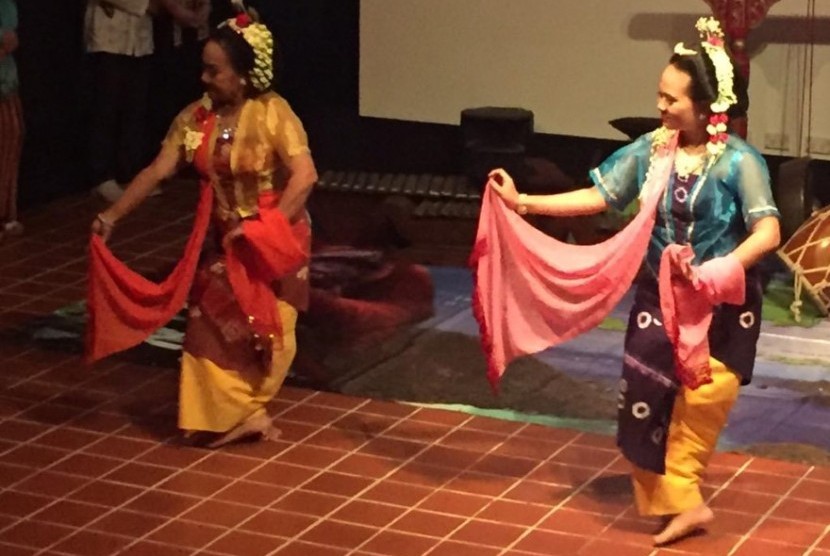 Tarian Gembyong digelar di Radford Auditorium, Adelaide. 