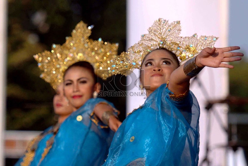   Tarian Maduppa dari Sulawesi Selatan dalam acara Festival Seni dan Budaya Nusantara yang digelar di Kota Tua, Jakarta Utara, Sabtu (23/8). (Republika/Raisan Al Farisi)