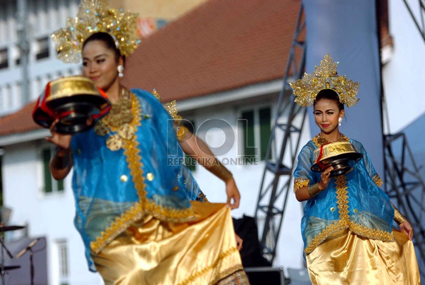   Festival Budaya Nusantara digelar 5 hingga 8 Desember 2019 di Puspemkot. Foto: Tarian Maduppa dalam acara Festival Seni dan Budaya Nusantara. (Republika/Raisan Al Farisi)