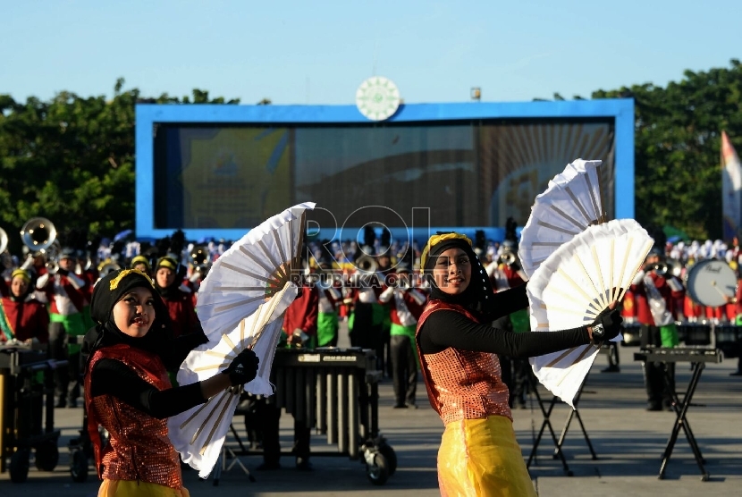  Tarian pengisi acara memeriahkan acara pembukaan Muktamar Muhammadiyah ke-47 di Lapangan Karebosi, Makasar, Sulsel, Senin (3/8).