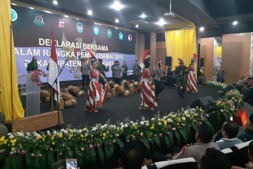 Tarian tradisional dan rampak kendang yang dibawakan anggota TNI/Polri, menjadi pembuka dalam acara deklarasi damai Pemilu 2019 yang diselenggarakan unsur Muspida Purwakarta, di Aula Yudistira Pemkab Purwakarta, Jumat (15/3).