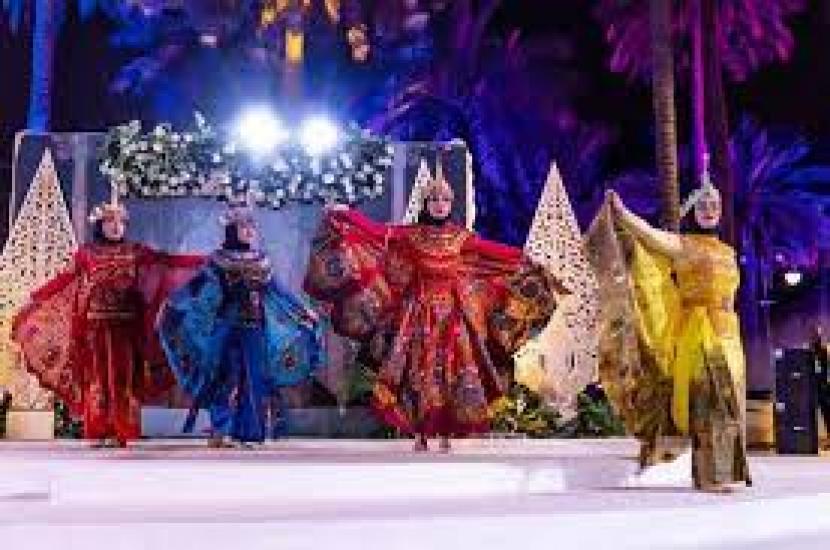 Tarian tradisional Indonesia memeriahkan Riyadh Season 2022 di Taman Al-Suwaidi, Arab Saudi. Pertunjukan Seni Indonesia Hibur Penonton di Taman Al-Suwaidi Riyadh