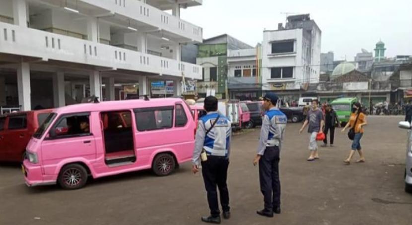 Dinas Perhubungan (Dishub) Kota Sukabumi mengerahkan sebanyak 110 orang petugas dalam memperlancar arus mudik dan balik lebaran. Ratusan petugas ini akan disebar ke titik rawan kemacetan bergabung dengan aparat kepolisian dan elemen terkait lainnya