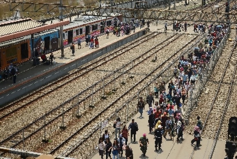 Tarif kereta api dan KRL Jabodetabek naik per 1 April.