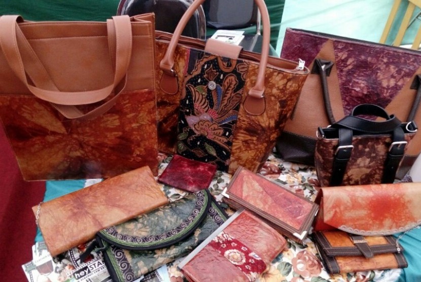 Tas dan dompet berbahan baku kantong bekas sak semen.