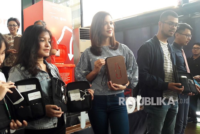 Tas keren terbuat dari sampah botol plastik yang diolah melalui metode upcycle lewat program Plastic Reborn yang digagas oleh Coca Cola Foundation.