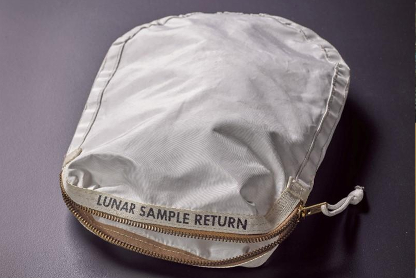 Tas 'Lunar Sample Return' yang pernah digunakan Neil Armstrong