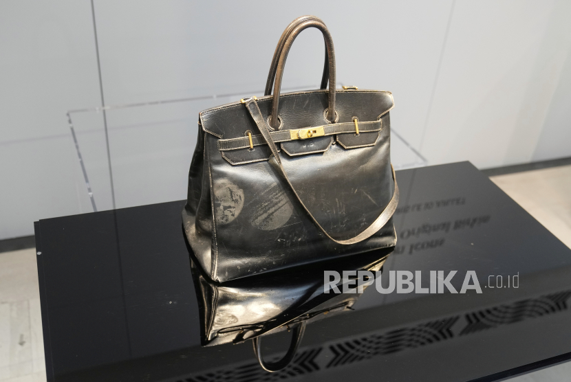 Tas original Birkin yang dirancang untuk Jane Birkin di 1984 sebelum dilelang. 