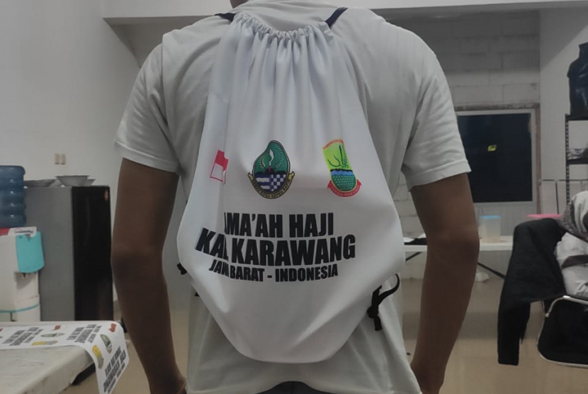 Tas punggung khusus jamaah haji asal Kabupaten Karawang. 