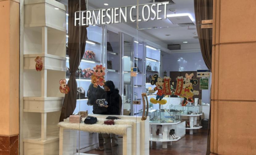 Tas-tas bermerek di gerai Hermesien Closet. Tips dalam membeli barang bermerek sangat penting agar tidak tertipu barang palsu.