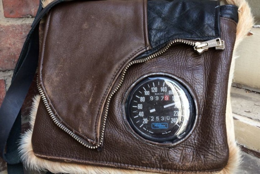 Tas yang terbuat dari kulit speedometer dan jaket bekas. 