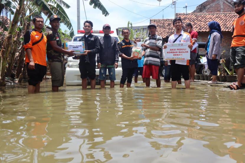 TASK Hidayatullah bersama IMADE dan SANINDO menyalurkan bantuan kepada korban banjir Demak, Jawa Tengah.