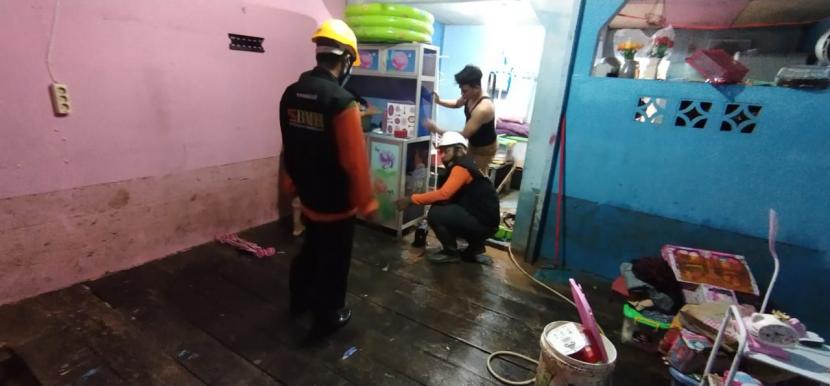 TASK Hidayatullah membantu bersihkan rumah dan mendirikan posko bantuan.